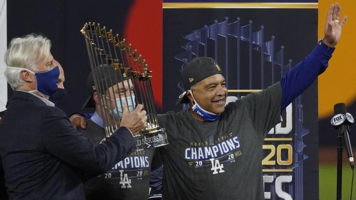 Dave Roberts, manager de los Dodgers de Los Ángeles, recibe el trofeo de campeón de las Series Mundiales de béisbol.