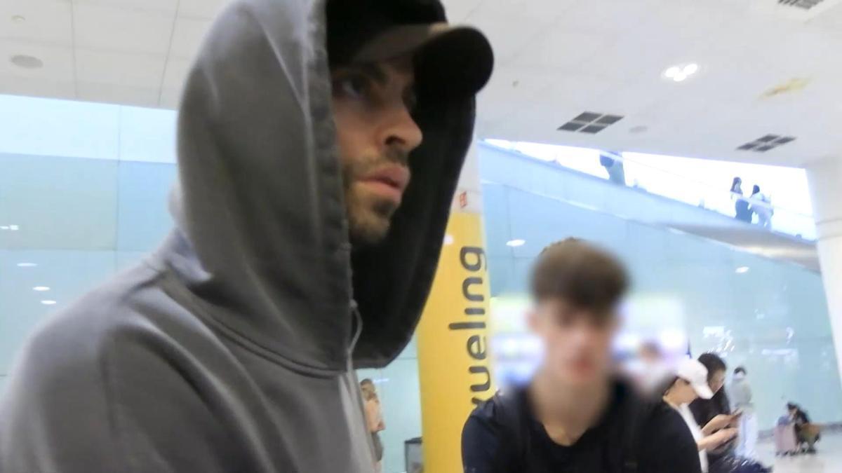 Gerard Piqué llega a Barcelona con sus hijos y sin Clara Chía