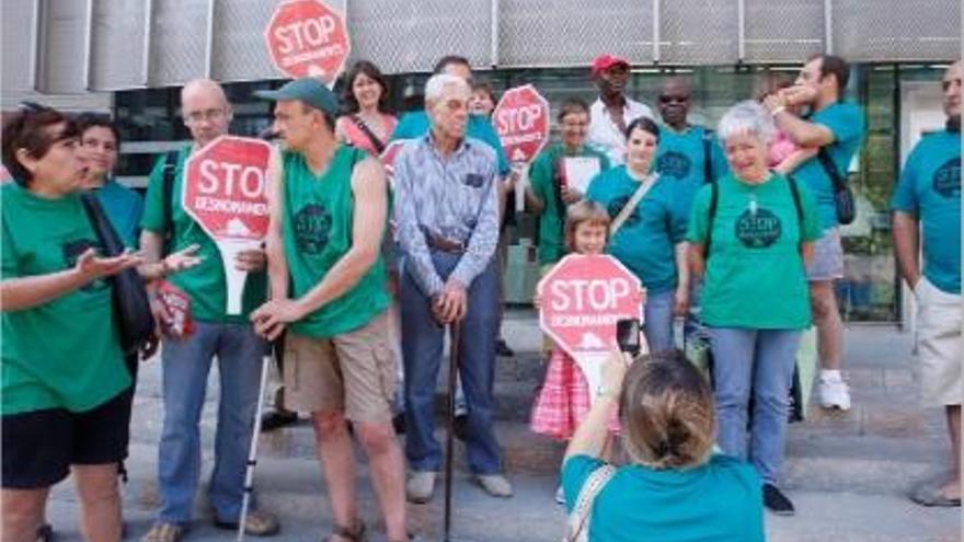 Membres de la PAH de Girona protesten davant la seu de la Generalitat.