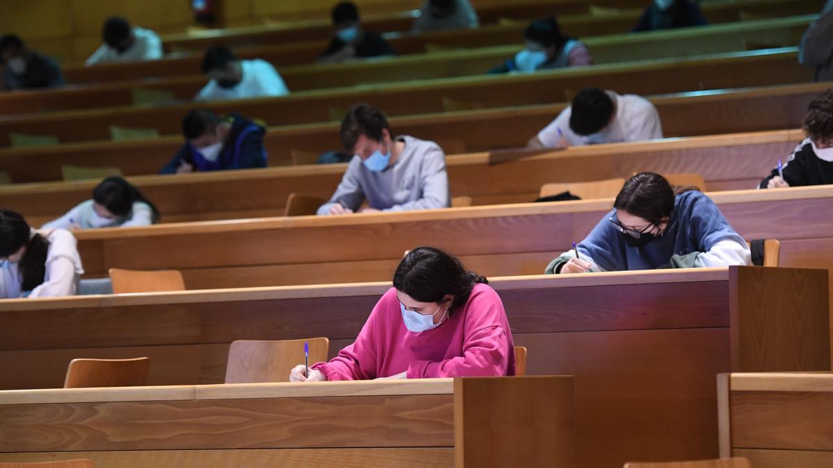 Estudiantes, durante los exámenes de selectividad en Galicia.