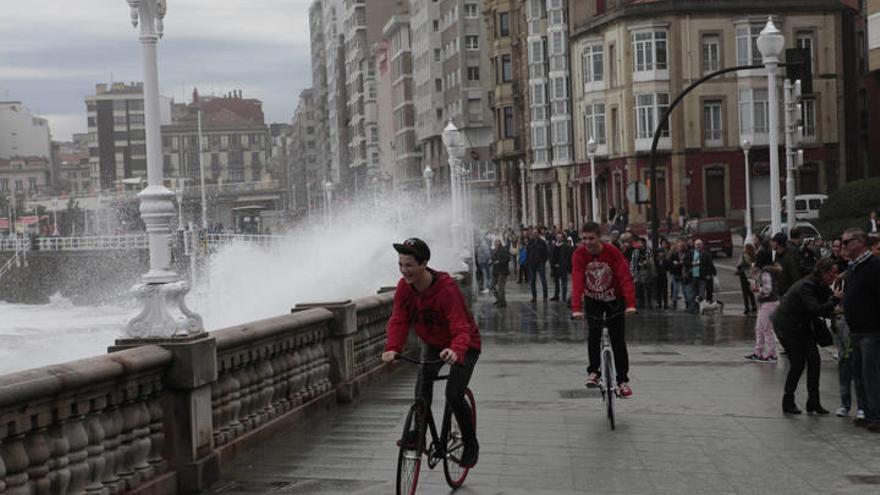 Asturias, en alerta por lluvias y olas de hasta seis metros