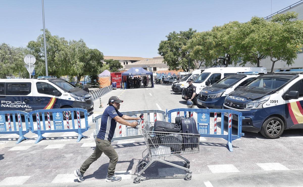 Viele verließen das alte Gefängnis mit Einkaufswagen, in denen sie ihre wenigen Besitztümer verstauten.