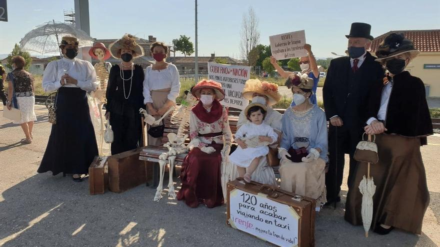 Vecinos de la provincia de Teruel reciben en la estación al tren que marcha hacia Valencia