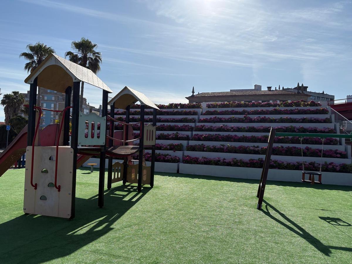 Gradas floreadas junto al parque infantil en Praza do Rei.