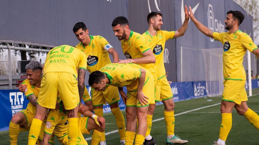 Los jugadores deportivistas celebran uno de los goles de Yeremay al Rayo Majadahonda. |  // LOF