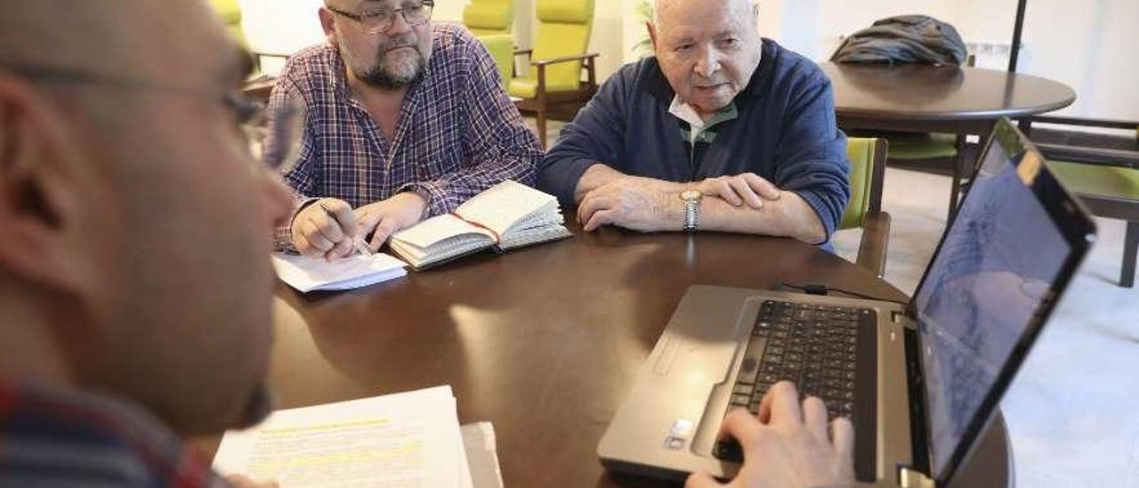 Víctor Raúl Pintado, &quot;Vitu&quot;; Alberto Álvarez y José Rodríguez, ayer, durante su relato sobre el Carnaval de antaño.