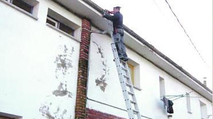 Los vecinos durante la reparación, en Celoriu, el sábado.