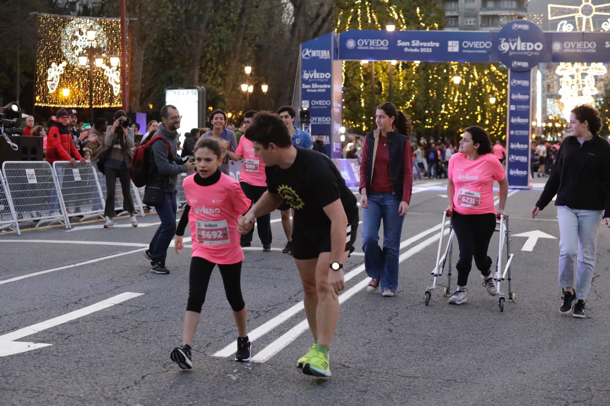 En imágenes: Jaime Bueno (Univerisad de Oviedo) y Mariam Benkert triunfan en la San Silvestre de Oviedo