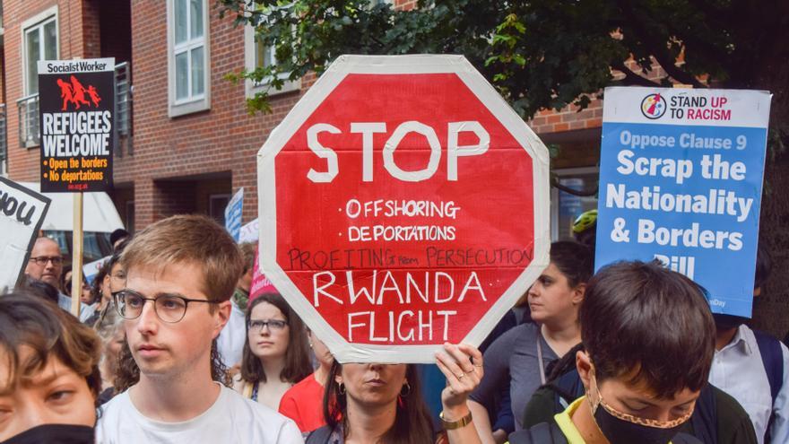 Un tribunal falla a favor del plan del Gobierno británico para enviar solicitantes de asilo a Ruanda