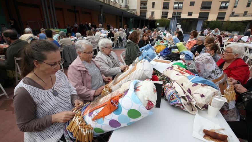 Les puntaires van omplir bona part de la plaça Porxada | SÍLVIA BELMONT