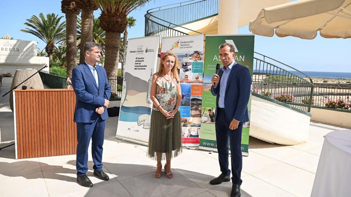 Representantes empresariales y del Gobierno de Canarias, ayer, durante la celebración del encuentro en Costa Teguise. | | GOBCAN