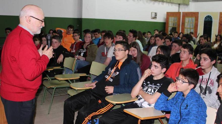 El escritor Emilio Pascual hablando a los estudiantes, ayer, en el instituto veigueño.