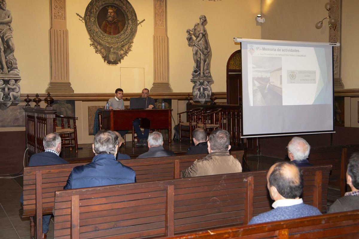 El secretario de la Comunitat de Regants de Vila-real, Manu Bonet; y el presidente, Pascual Broch, explicaron a los comuneros el punto en el que se encuentra la tramitación del proyecto en la Generalitat.