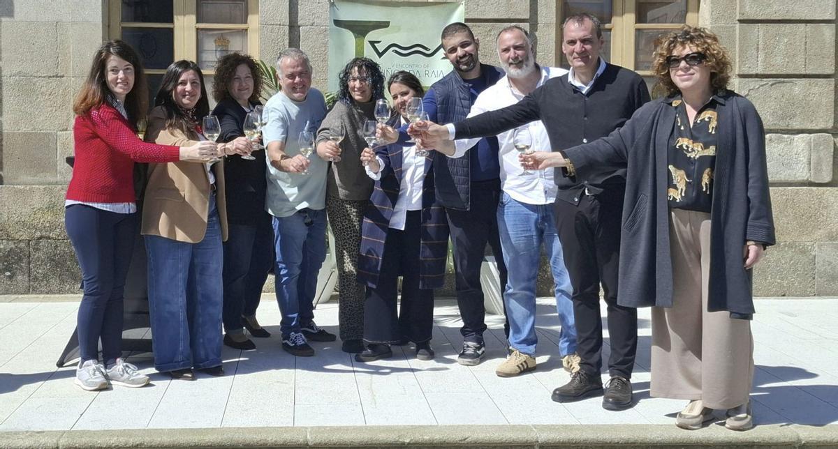 Presentación del Encontro de Viños da Raia con autoridades y representantes de bodegas participantes.
