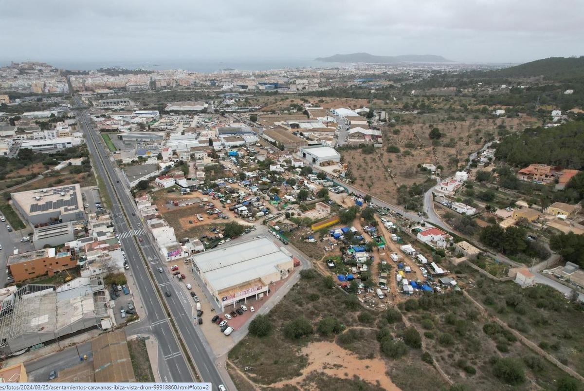 Asentamiento de caravanas en Ibiza a vista de dron