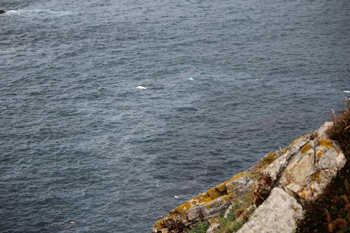 En imágenes: intenso operativo de búsqueda en la costa de El Franco para dar con un pescador francés