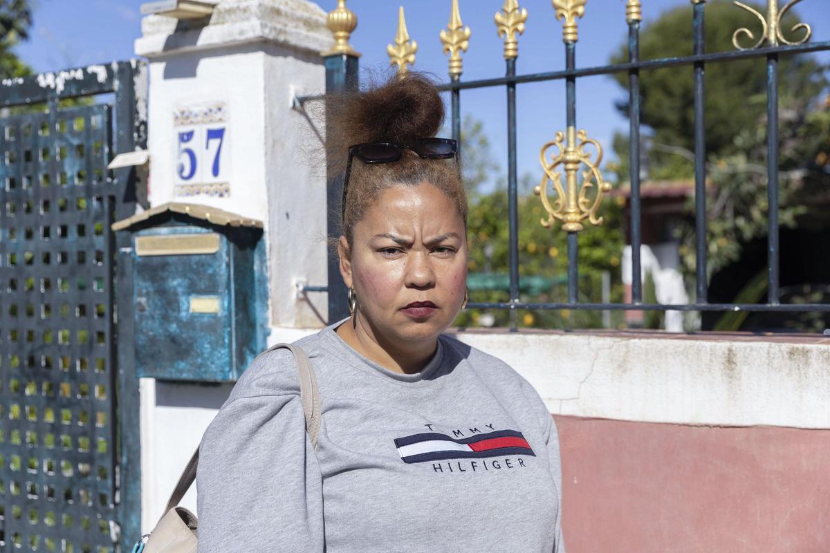 Yarelis, cuidadora de los dos ancianos afectados por el incendio registrado de madrugada en la pedanía murciana de La Arboleja