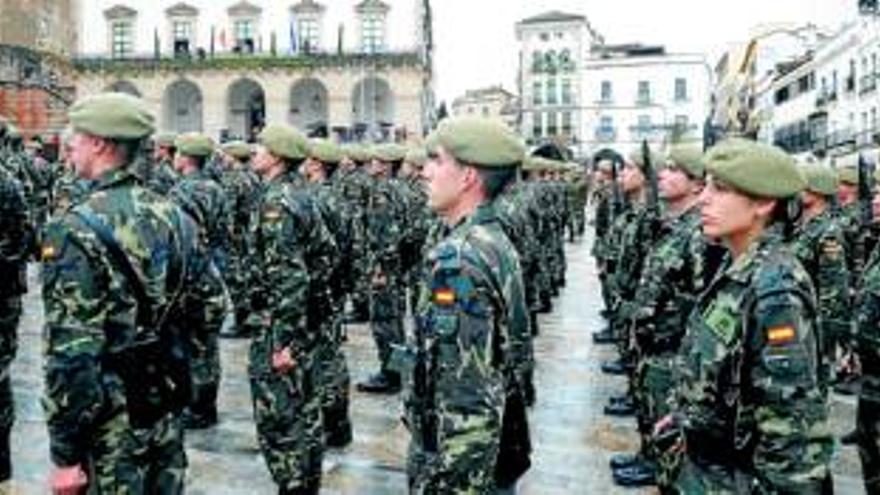 Los militares ensayaron ayer la jura de bandera en la plaza