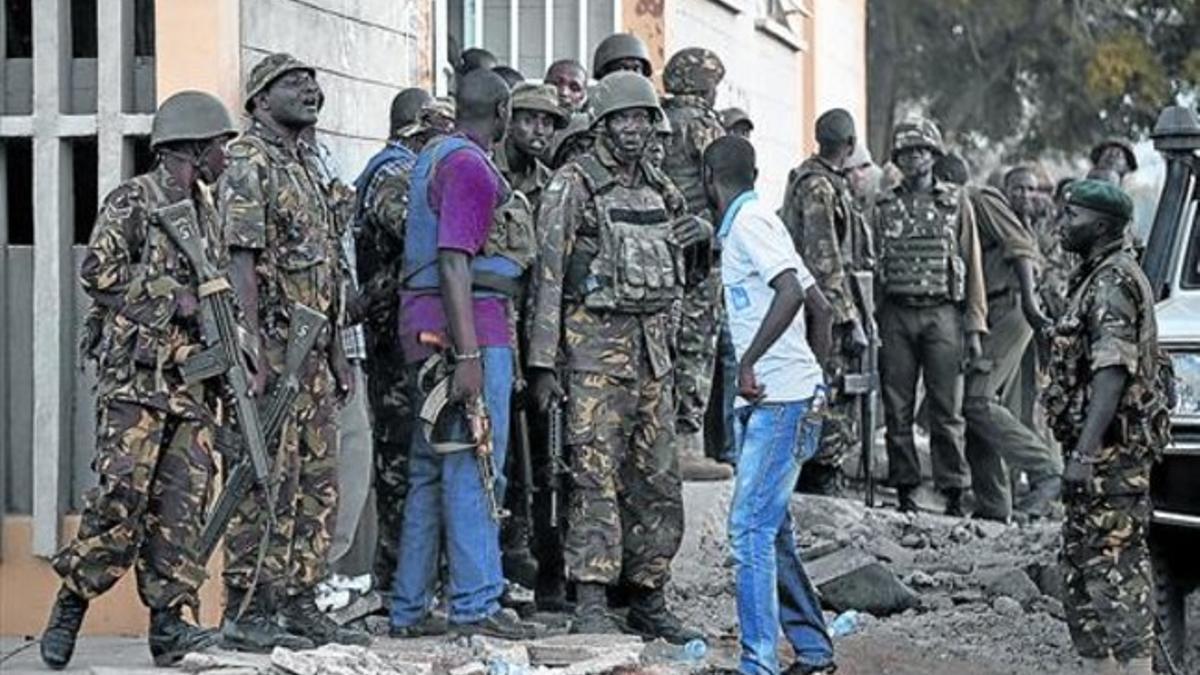 Miembros del Ejército de Kenia se preparan para entrar en acción en la Universidad de Garissa el pasado jueves, día del asalto.