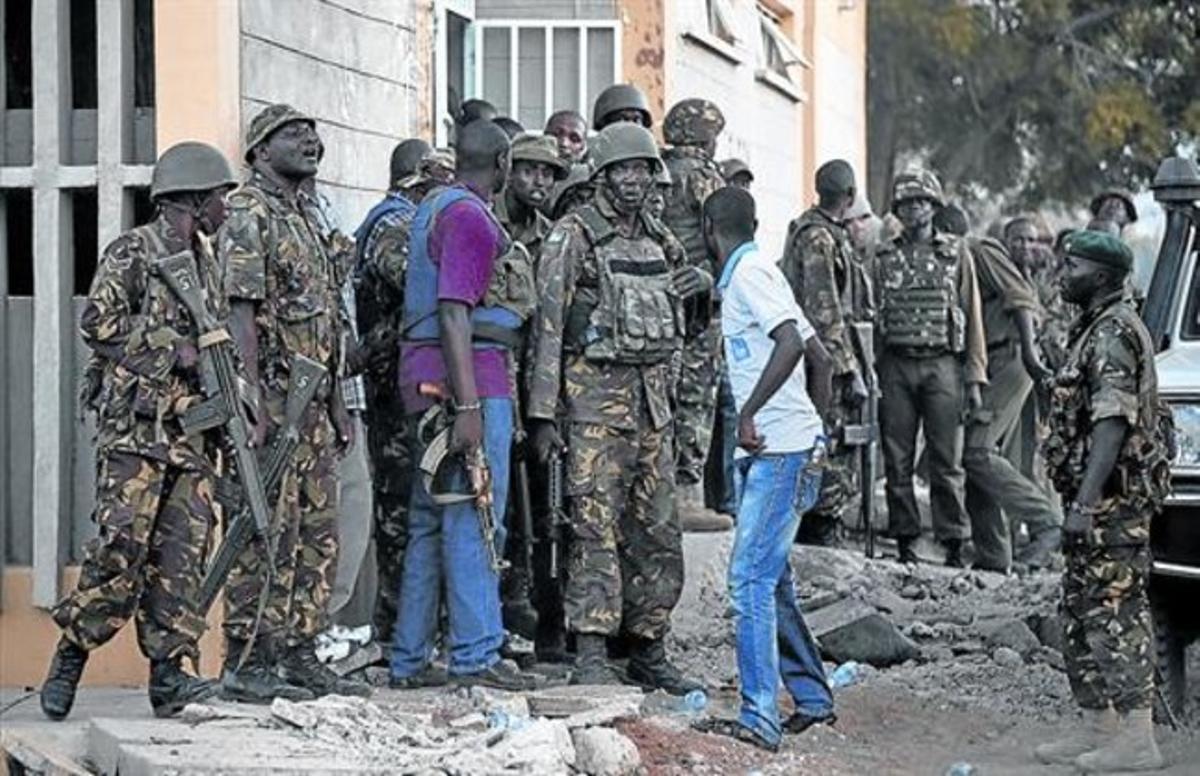 Membres de l’Exèrcit de Kenya es preparen per entrar en acció a la Universitat de Garissa dijous passat, dia de l’assalt.