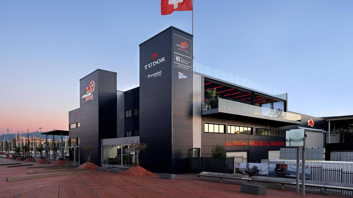 Aspecto exterior de la nueva base del equipo Alinghi Red Bull Racing de la Copa América de vela en el Port Vell de Barcelona.