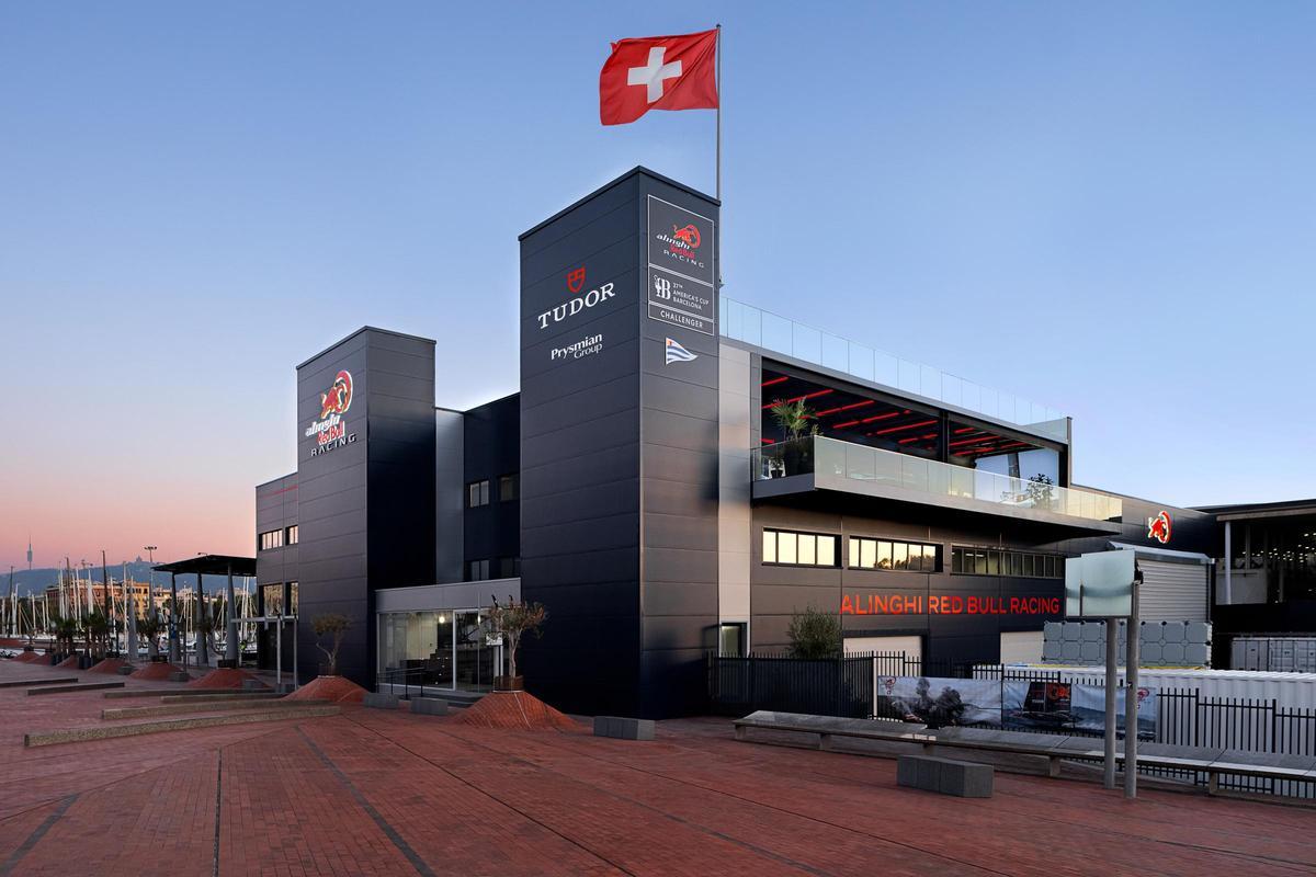 Aspecto exterior de la nueva base del equipo Alinghi Red Bull Racing de la Copa América de vela en el Port Vell de Barcelona.