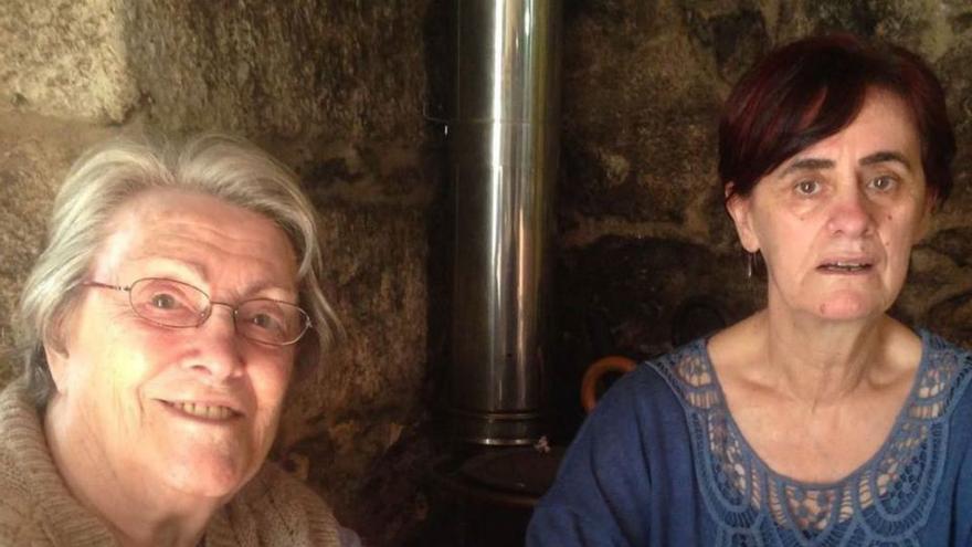 Inés Vidal Lois (izquierda), con su hija Inés Cuíñas.