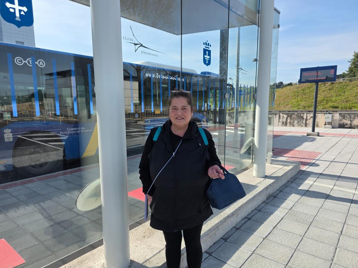 Carmen García en la parada de autobús del hospital San Agustín.