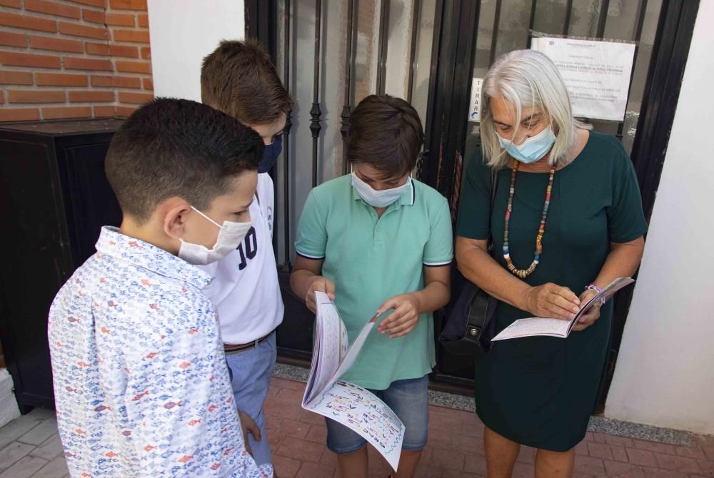 El colegio de Alfarrasí entrega al Departamento de Salud Xàtiva-Ontinyent la publicación Gràcies!