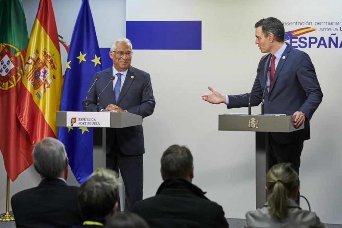 El presidente del Gobierno, Pedro Sánchez (d), y el primer ministro de Portugal, António Costa (i), durante su rueda de prensa conjunta tras la reunión del Consejo Europeo, este 25 de marzo de 2022 en Bruselas.