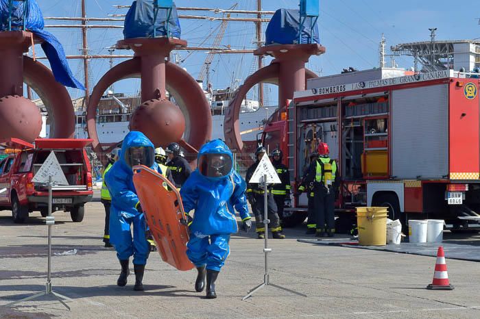 Simulacro de incendio en un barco, en las ...