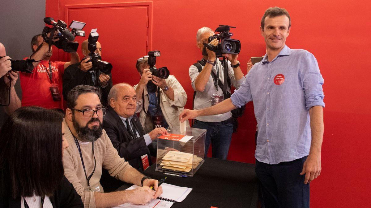 El nuevo presidente del Athletic, Jon Uriarte, en el momento de depositar su papeleta.