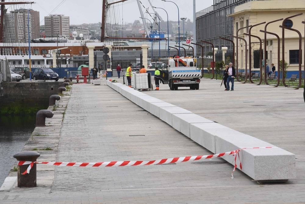 El Concello instala el banco de protección de la Marina