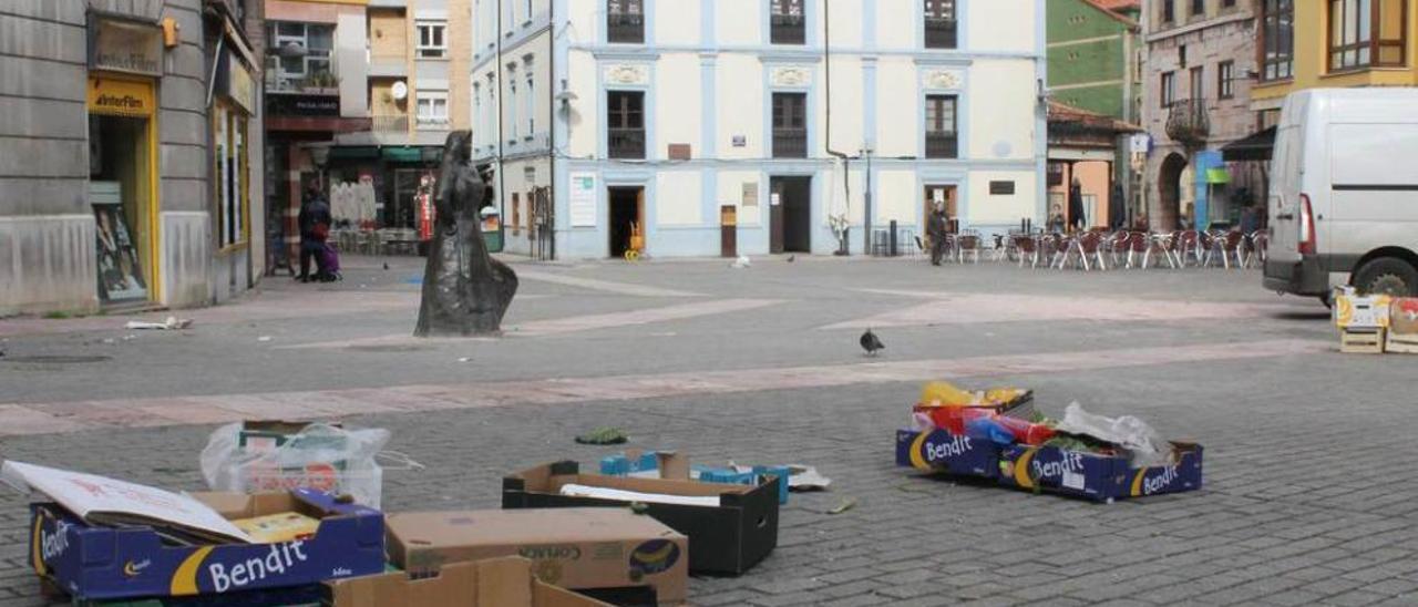 La plaza General Ponte, libre de mobiliario urbano, ayer, una vez retirado el mercado.