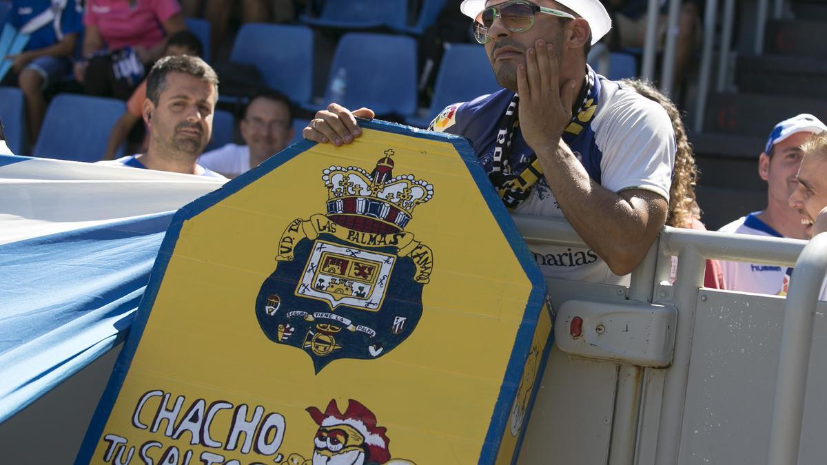 Un seguidor del Tenerife, antes de la disputa del derbi de septiembre del 2014.