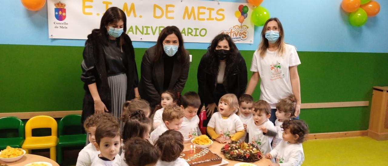 La alcaldesa de Meis, Marta Giráldez (en el centro) durante la celebración del 15 aniversario de la escuela infantil municipal