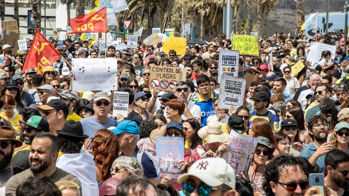 Decenas de personas protestan con carteles durante una manifestación contra el modelo turístico, a 20 de abril de 2024, en Las Palmas de Gran Canaria, Gran Canaria