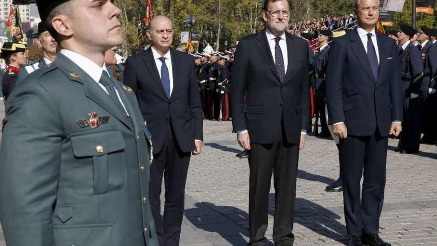 La bandera como símbolo de unidad de España  |  El presidente del Gobierno, Mariano Rajoy, consideró ayer la bandera de España como signo de la unidad e integridad del país e instó a respetar los símbolos que unen a todos los españoles.Rajoy hizo esta apelación en su intervención en el acto de entrega de la bandera de España a la primera zona de la Guardia Civil, ubicada en Madrid, y que se celebró ante la fachada principal del Palacio Real. El presidente recordó las &quot;sabias palabras&quot; del Rey en su proclamación ante las Cortes en las que dijo que hay muchas formas de sentirse español y que todas ellas se fundamentan en la igualdad de los españoles, en la solidaridad de sus pueblos y en el respeto a la ley.