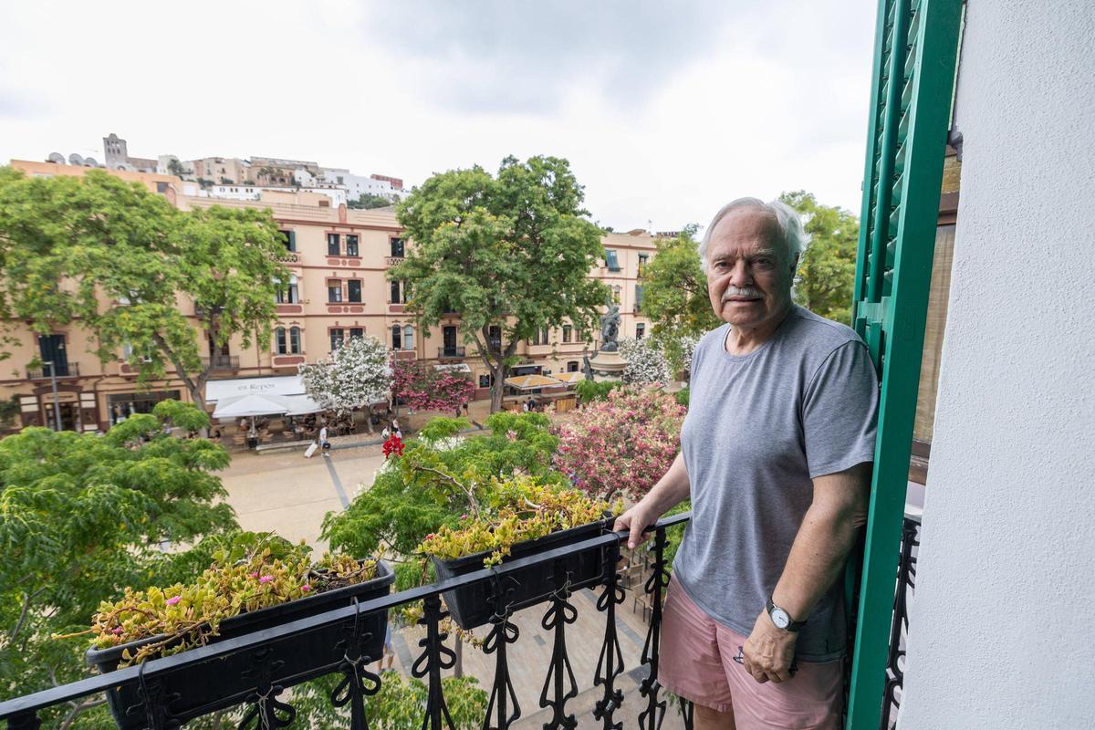Francesc Parcerisas en el balcón de la casa de su hermano David, en Vara de Rey.