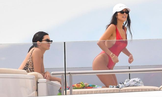 Kourtney Kardashian, el cuerpo del verano: con bañador rojo