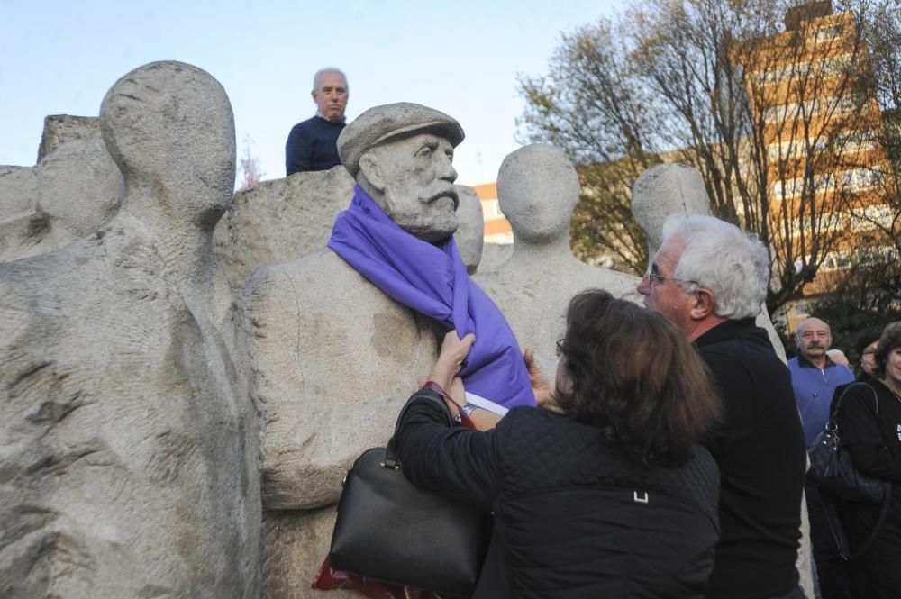 Concentración y colocación de lazo junto al monumento a Pablo Iglesias, dentro de la campaña A Coruña en Negro.