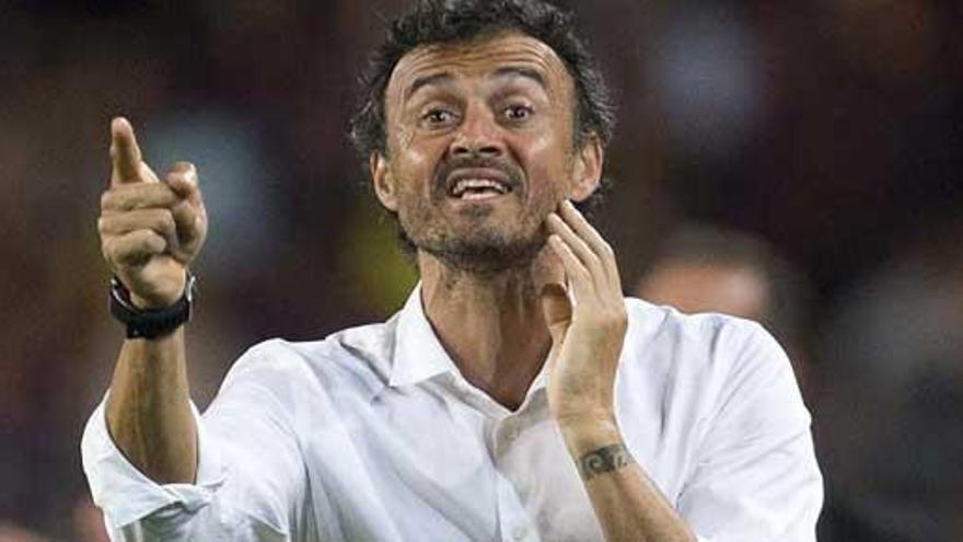 Luis Enrique da instrucciones durante el partido.