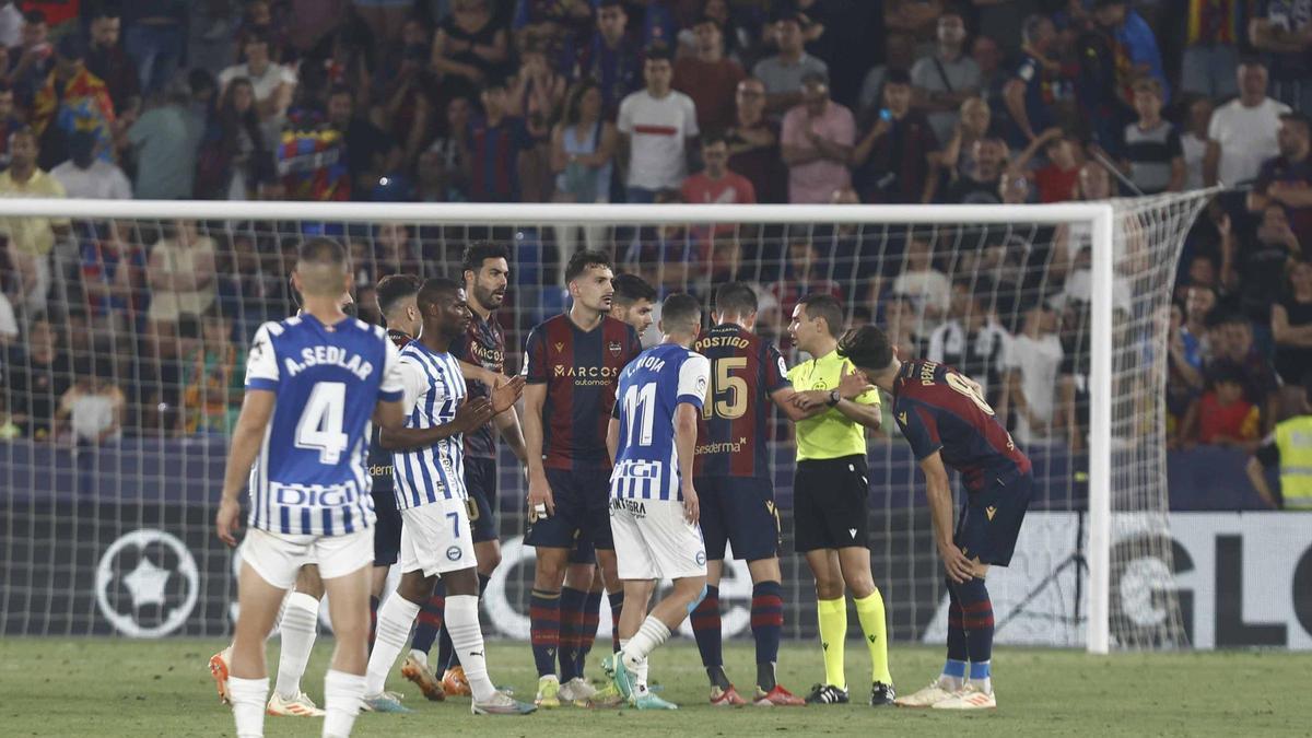 Momento de la revisión del dudoso penalti que dejó sin ascenso al Levante.