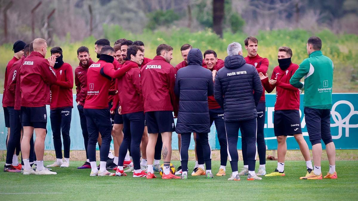 Los jugadores del Córdoba CF celebran la renovación de Ramón Vila, esta semana, antes del entrenamiento.