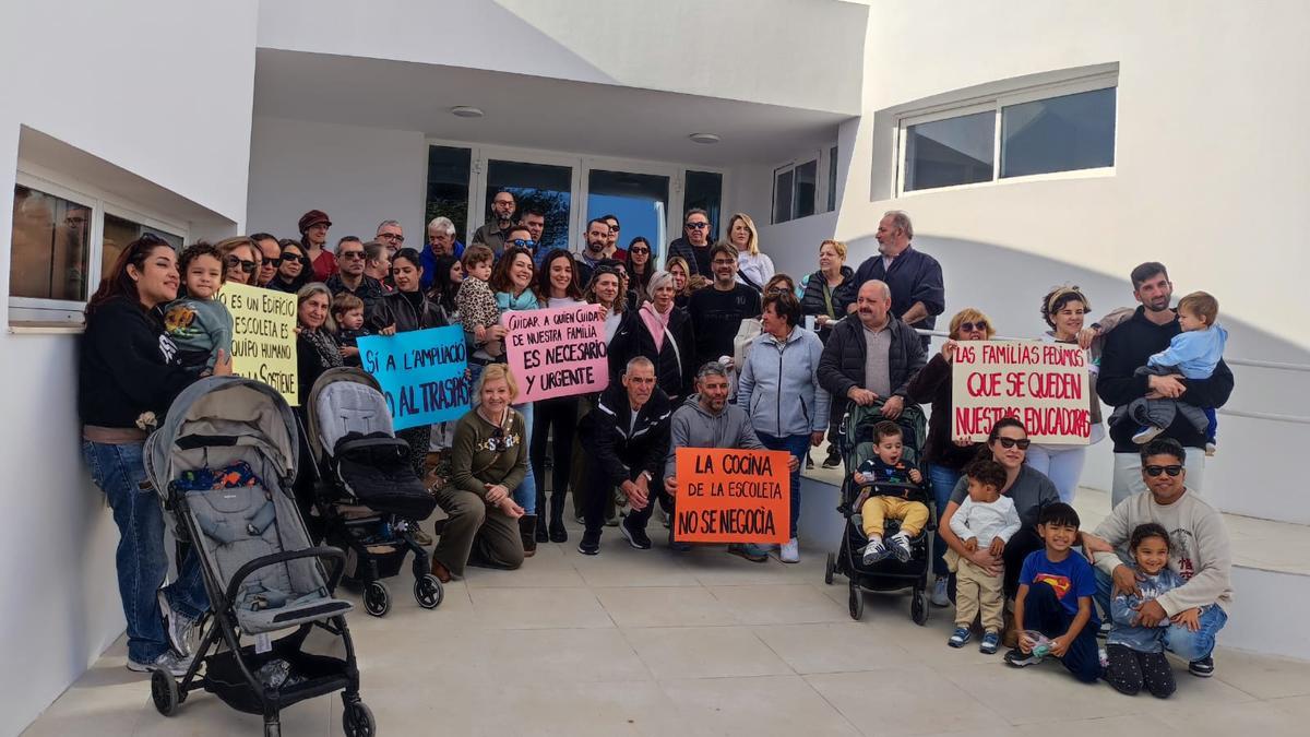 Protesta de las familias de los niños y niñas escolarizados en la 'escoleta' de Can Cantó.