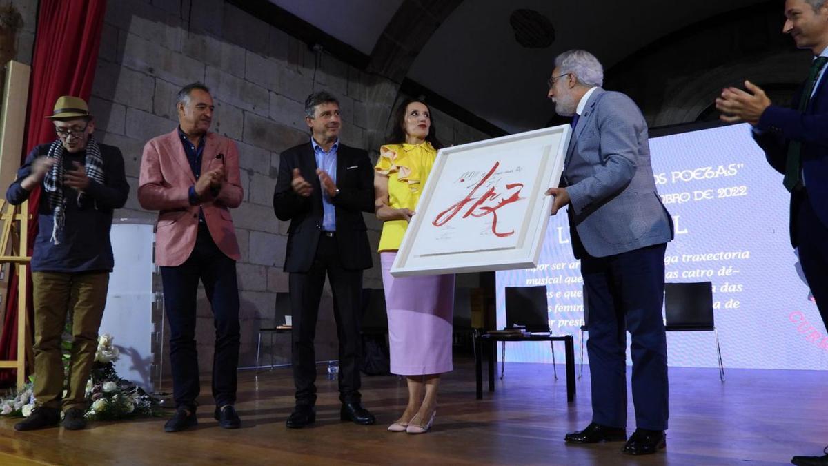 Luz Casal recibió su premio, ayer, de manos de Miguel Santalices. |   // FERNANDO CASANOVA