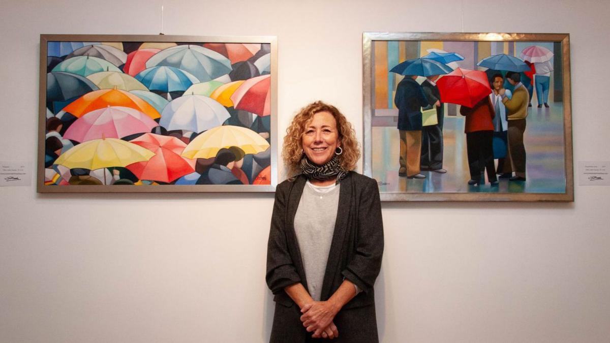 Ana Iglesias, con dos de las obras de su padre presentes en la exposición.   | // LA OPINIÓN