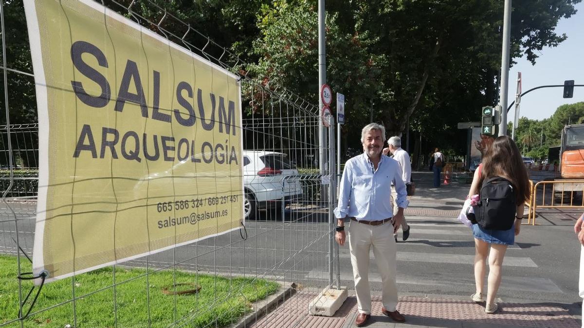 El presidente de la Gerencia de Urbanismo, Miguel Ángel Torrico, junto al espacio donde se harán los trabajos arqueológicos.