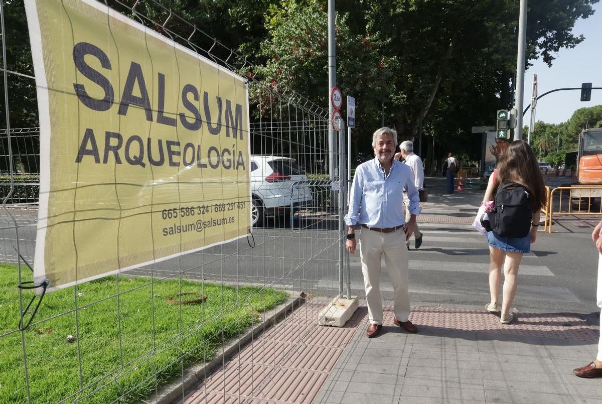 El presidente de la Gerencia de Urbanismo, Miguel Ángel Torrico, junto al espacio donde se harán los trabajos arqueológicos.