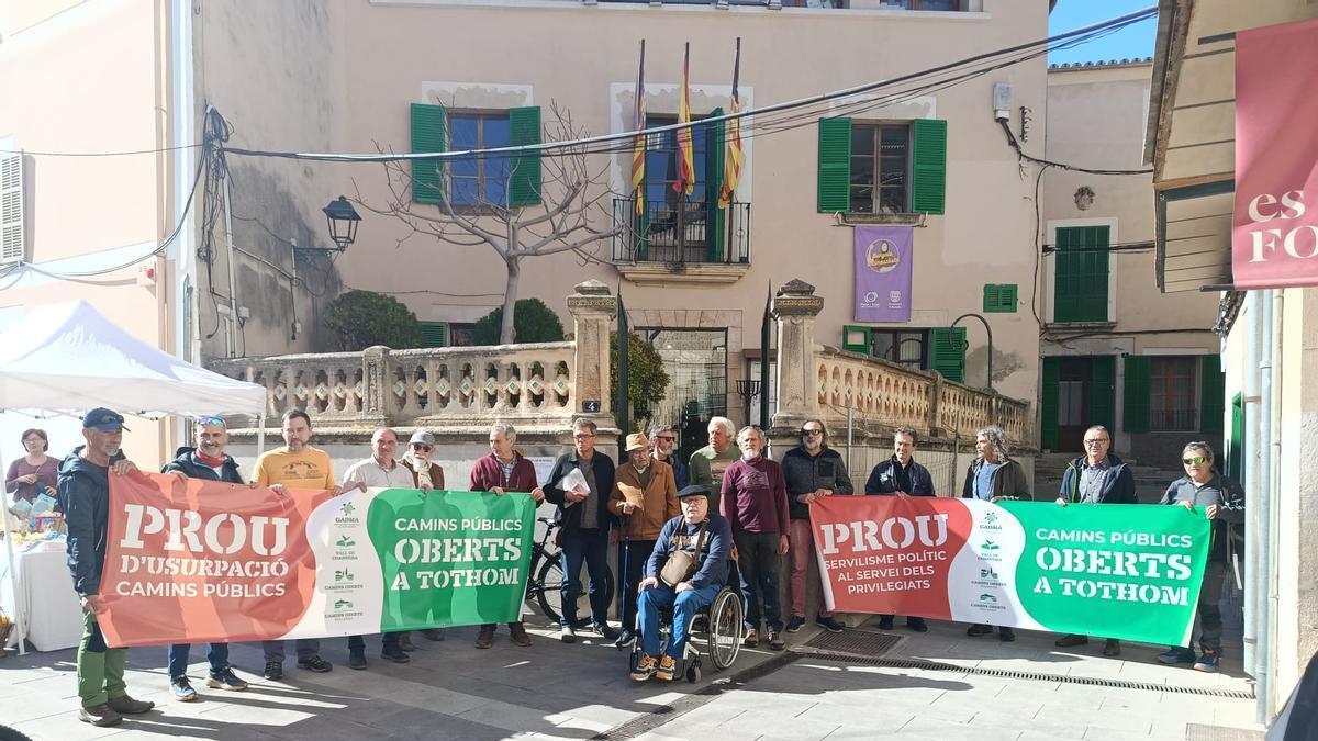 Miembros de la plataforma procamins, este miércoles frente al Ayuntamiento de Bunyola.